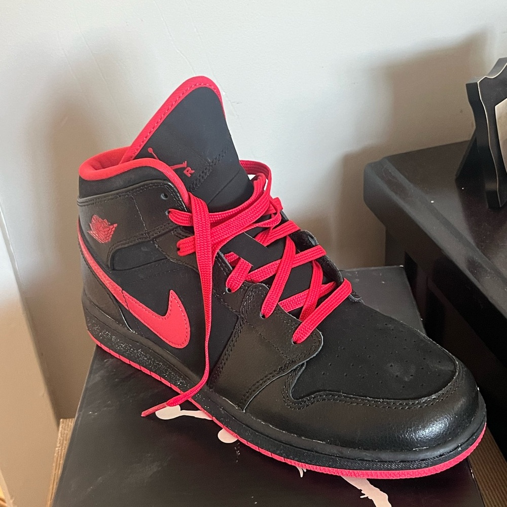 Girls air Jordan 1s brand new never worn. Pink and black size 7